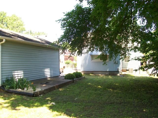 7017 E 17th St, Kansas City, MO 64126