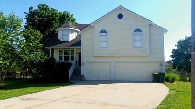 1424 Newberry Dr, Lee's Summit, MO 64086