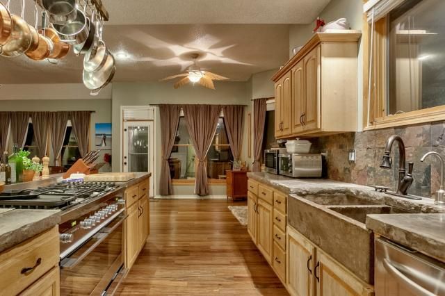 8908 Riverview Ave, Kansas City, KS 66112