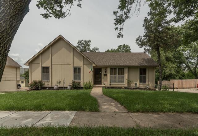 3226 E 104 St, Kansas City, MO 64137