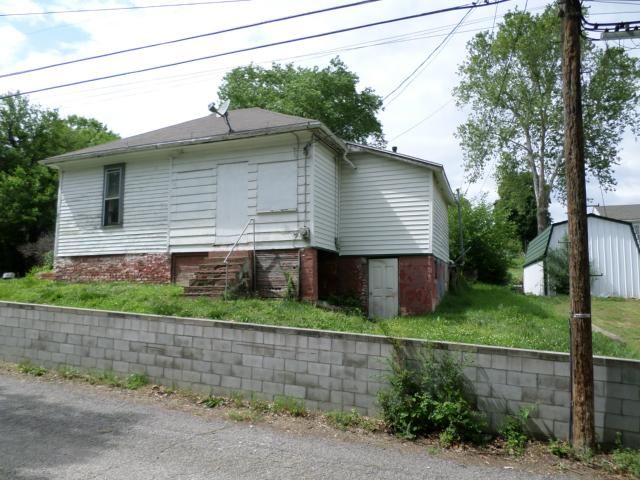 108 S 16th St, Atchison, KS 66002