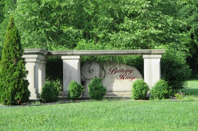 4919 S Park Ridge Dr, Independence, MO 64015