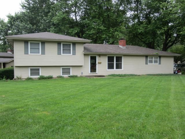 501 NW Ward Ln, Lee's Summit, MO 64063