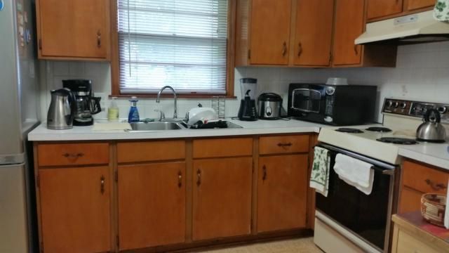 7602 Hayes St, Overland Park, KS 66204