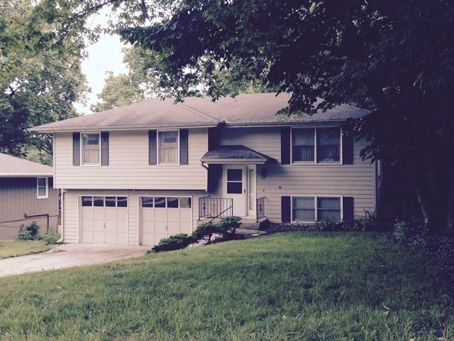 725 Oak St, Liberty, MO 64068