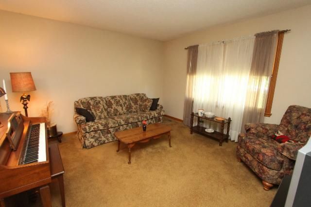 725 Oak St, Liberty, MO 64068
