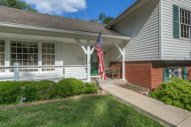9645 Mohawk Dr, Overland Park, KS 66206