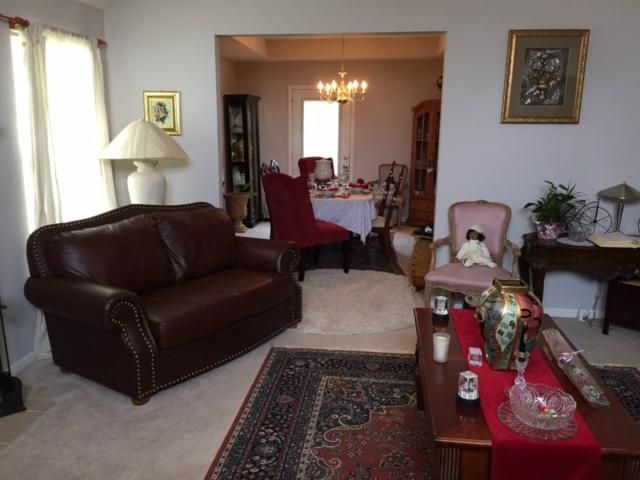 526 Hithergreen Dr, Lansing, KS 66043