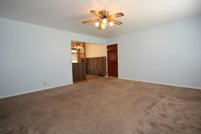 2003 NE 64th St, Gladstone, MO 64118