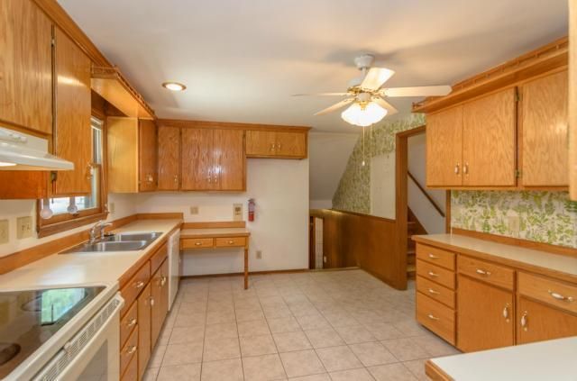 9123 Larsen Dr, Overland Park, KS 66214