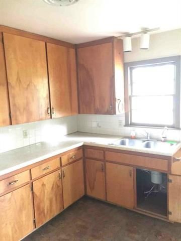 100 NW 65th St, Gladstone, MO 64118