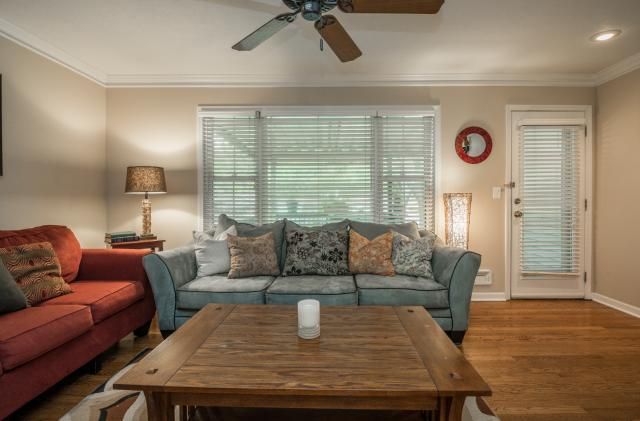 8218 Summit St, Kansas City, MO 64114