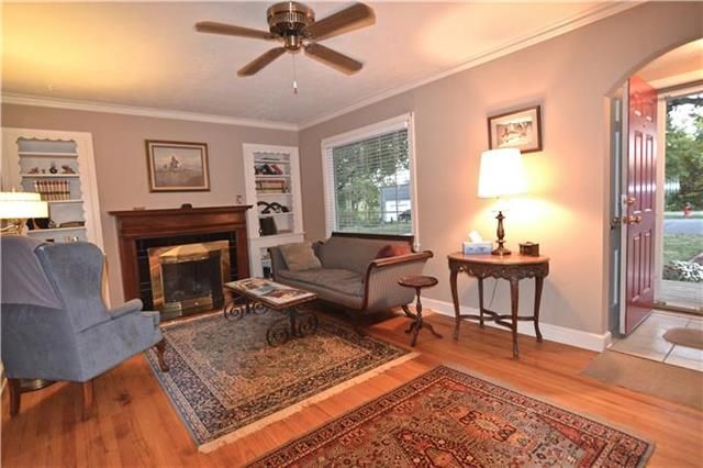 212 NE Circle Dr, Kansas City, MO 64116