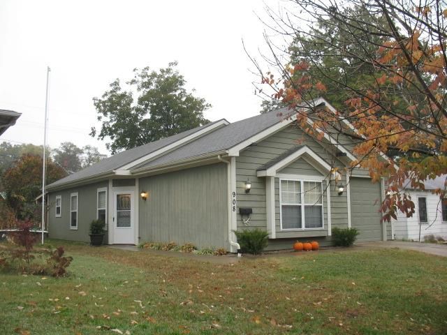 908 E Wea St, Paola, KS 66071