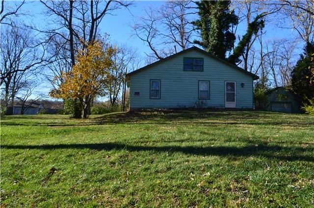 5004 N Strathbury Ave, Riverside, MO 64150