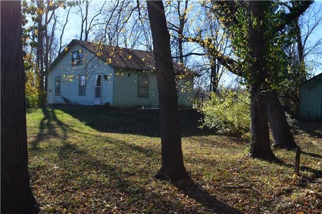 5004 N Strathbury Ave, Riverside, MO 64150