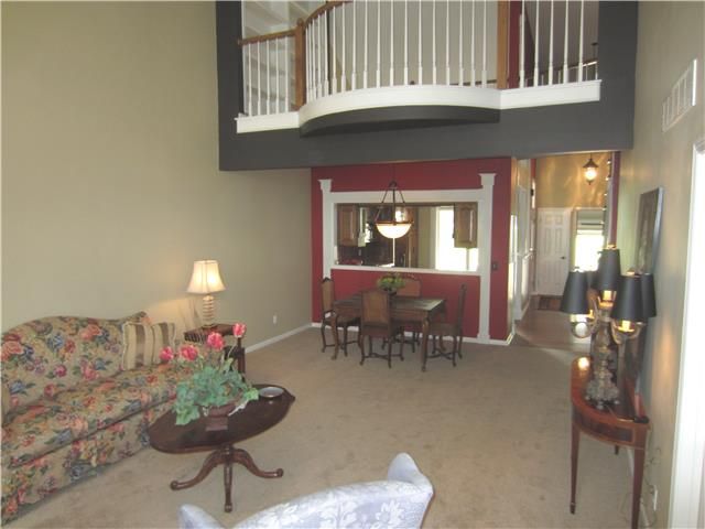 125 NW Pointe Dr, Kansas City, MO 64116