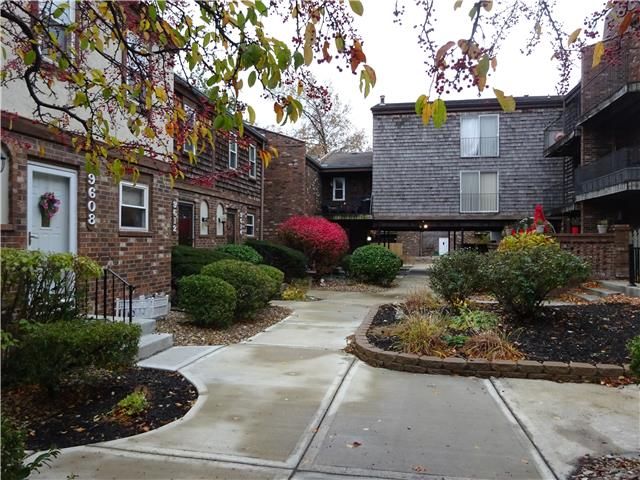 9608 Perry Ln, Overland Park, KS 66212