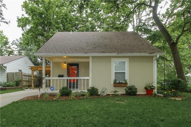 8211 Summit St, Kansas City, MO 64114