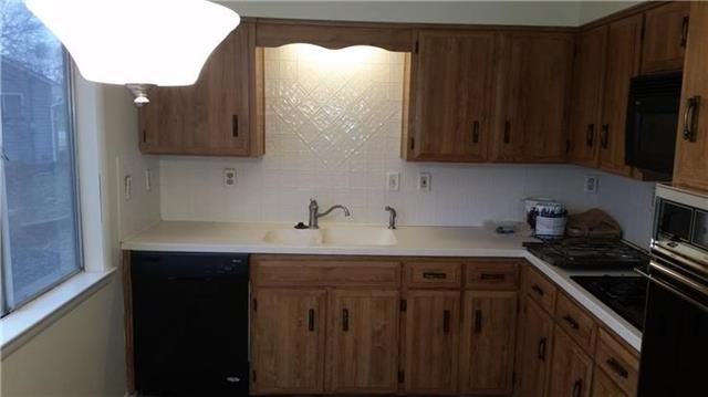 950 NW Navajo St, Riverside, MO 64150
