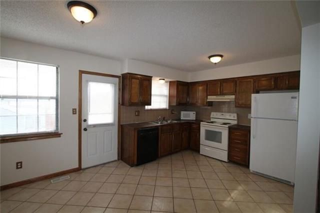 101 E Pacific Dr, Belton, MO 64012