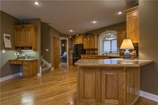 17120 Penrose Ln, Lenexa, KS 66219