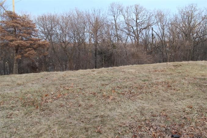 5935 Albervan St, Shawnee, KS 66203