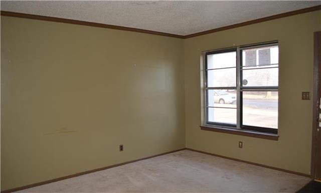 3305 W 26th St, Lawrence, KS 66047