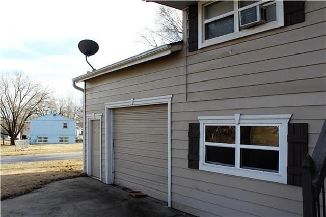 18511 E Shoshone Dr, Independence, MO 64058