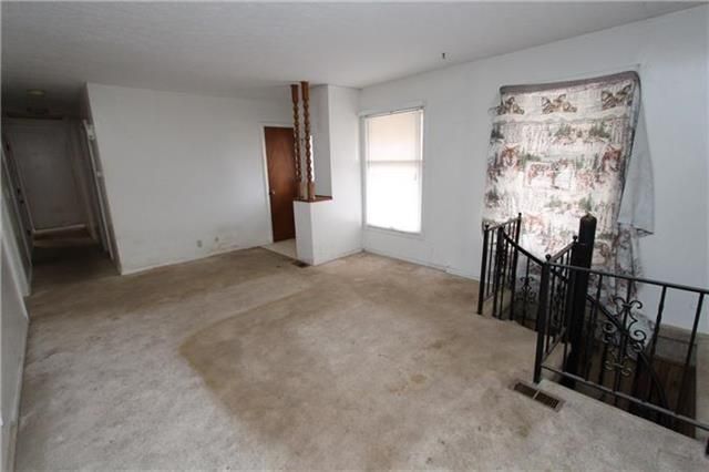 209 Yorkshire Dr, Lawrence, KS 66049