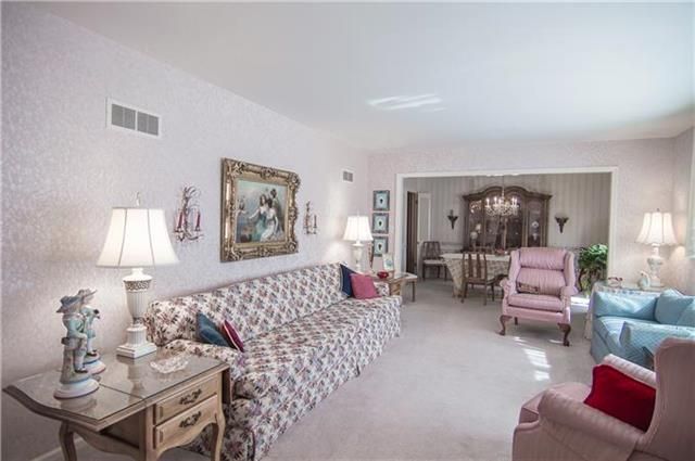 6820 W 67th St, Overland Park, KS 66202