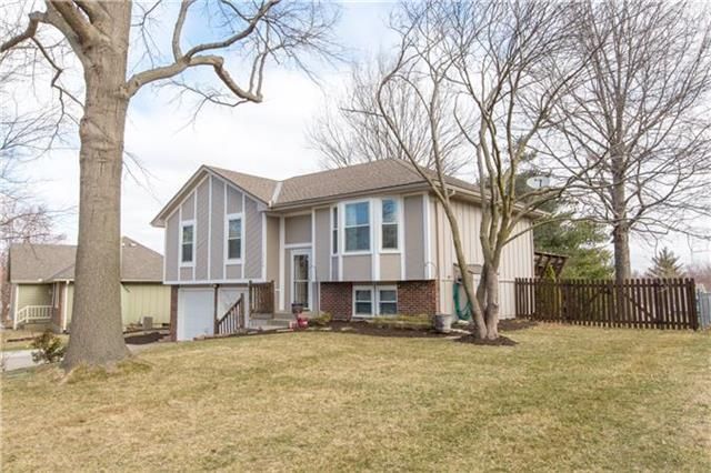 2104 NE Belvoir St, Lee's Summit, MO 64086