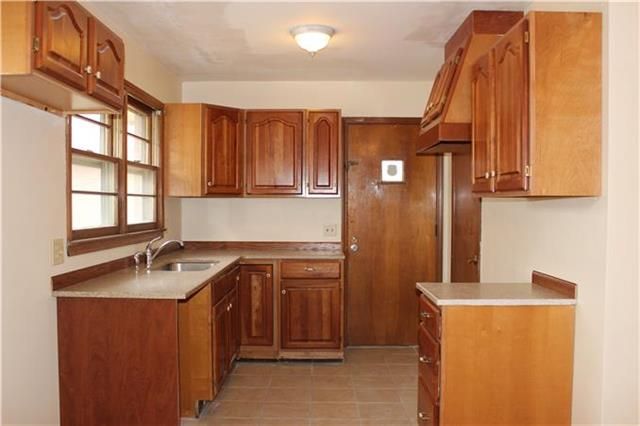 8656 E 53rd St, Raytown, MO 64129