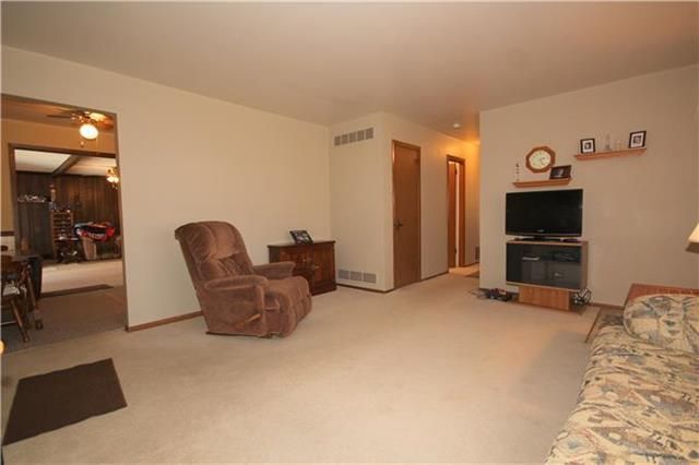 1603 NE 61st Ter, Gladstone, MO 64118