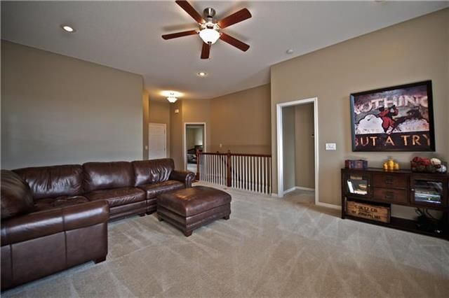 5024 NW Flintridge Dr, Riverside, MO 64150
