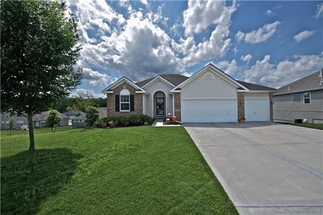 5024 NW Flintridge Dr, Riverside, MO 64150