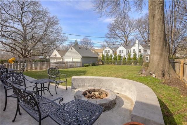 1016 Arno Rd, Kansas City, MO 64113