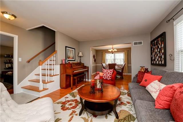 8819 W 98th Ter, Overland Park, KS 66212