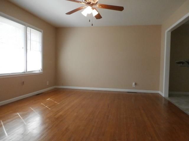 8306 E 93rd St, Kansas City, MO 64138