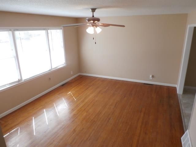 8306 E 93rd St, Kansas City, MO 64138