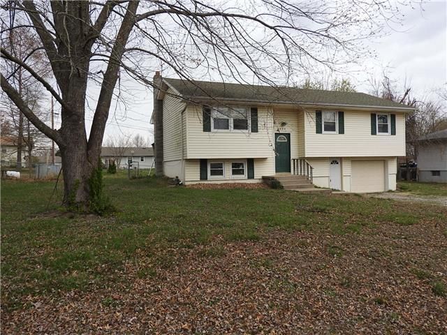 909 Willow Dr, Clinton, MO 64735