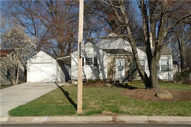 8029 Summit St, Kansas City, MO 64114