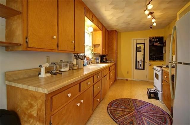 8 W 7th St, Parkville, MO 64152