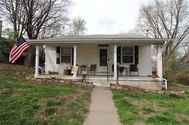 8 W 7th St, Parkville, MO 64152