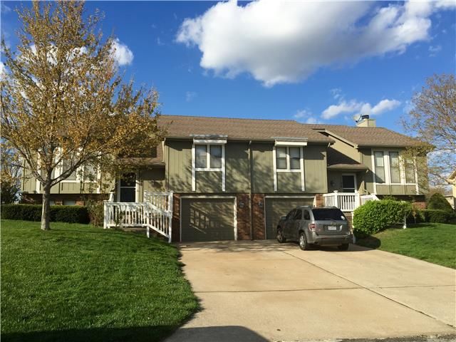 1106 Ridgeway & 1108 Dr, Raymore, MO 64083