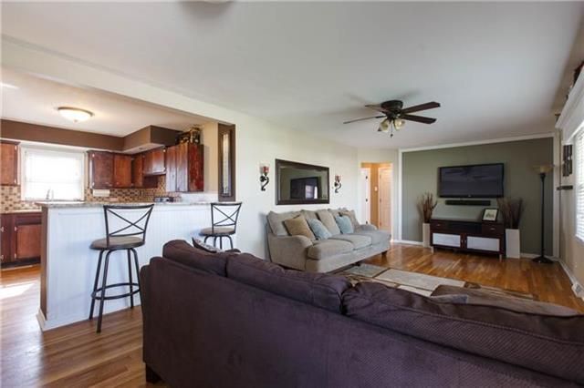 8207 Summit St, Kansas City, MO 64114