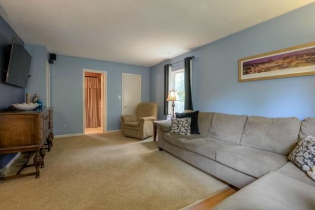 8821 Ivanhoe Trl, Kansas City, MO 64131