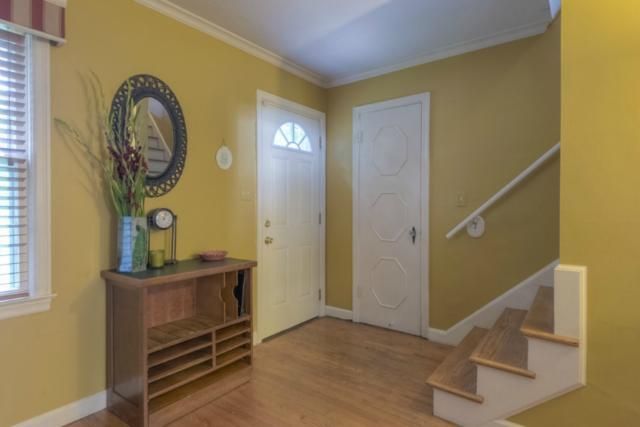 8821 Ivanhoe Trl, Kansas City, MO 64131