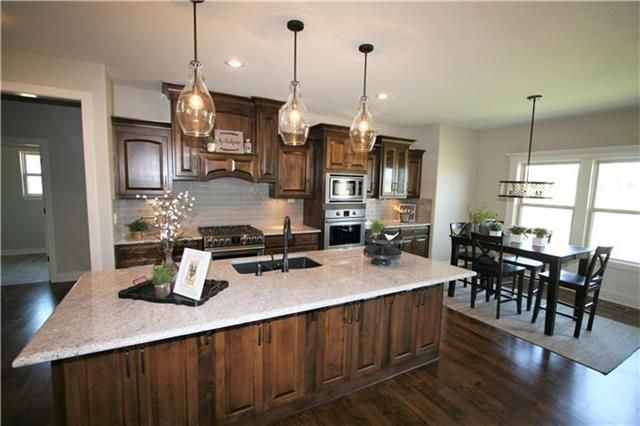 5004 Montebella Dr, Riverside, MO 64150
