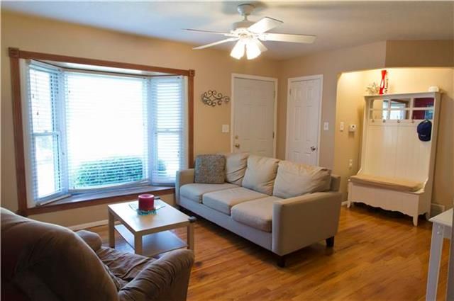 912 S Prairie St, Liberty, MO 64068